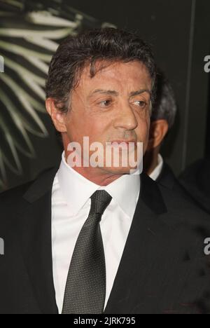 HOLLYWOOD, CA - 15. AUGUST: Sylvester Stallone kommt bei der 'The Expendables 2' - Los Angeles Premiere im Grauman's Chinese Theatre am 15. August 2012 in Hollywood, Kalifornien. Personen: Sylvester Stallone Kredit: Storms Media Group/Alamy Live News Stockfoto