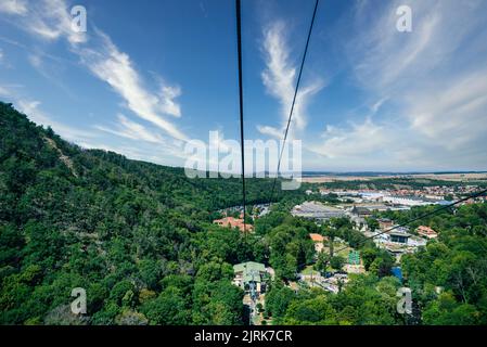 Blick auf Thale vom Hexentanzplatz im Harz unter blauem Himmel Stockfoto