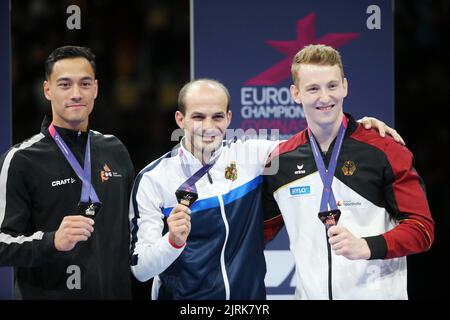 Loran de Munck aus den Niederlanden Silbermedaille, Harutyun Merdinyan aus Armenien Goldmedaille, Nils Dunkel aus Deutschland Bronzemedaille während des Kunstturnens, Pommelpferd der Männer bei den Europameisterschaften München 2022 am 21. August 2022 in München, Deutschland - Foto Laurent Lairys / DPPI Stockfoto