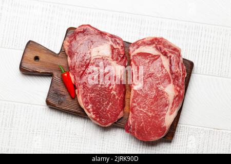 Zwei Roh-Ribeye-Rindersteaks. Draufsicht flach liegend Stockfoto