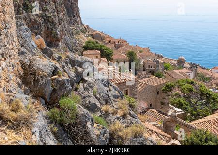 Das mittelalterliche „castletown“ von Monemvasia (oder „Malvasia“) in der Präfektur Lakonia, Peloponnes, Griechenland. Da es auf der „Rückseite“ des Felsens gebaut ist, Stockfoto
