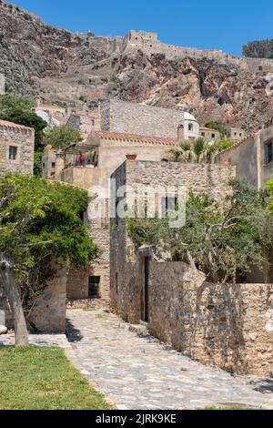 Das mittelalterliche „castletown“ von Monemvasia (oder „Malvasia“) in der Präfektur Lakonia, Peloponnes, Griechenland. Da es auf der „Rückseite“ des Felsens gebaut ist, Stockfoto