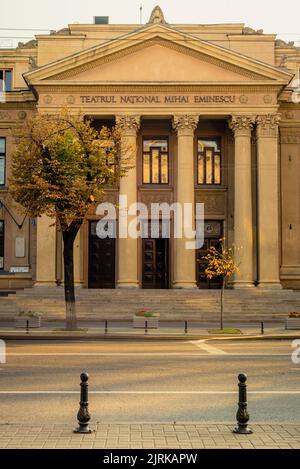 CHISINAU, MOLDAWIEN - 20. August 2022 Mihai Eminescu National Drama Theatre Seitenansicht neoklassischer Sonnenuntergang Stephen Avenue Stockfoto