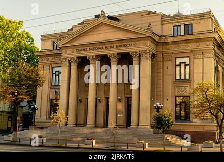 CHISINAU, MOLDAWIEN - 20. August 2022 Mihai Eminescu National Drama Theatre Seitenansicht neoklassischer Sonnenuntergang Stephen Avenue Stockfoto