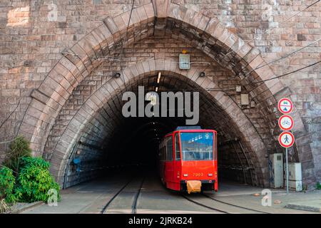 Rote Straßenbahn vor dem Bratislava-Tunnel Stockfoto