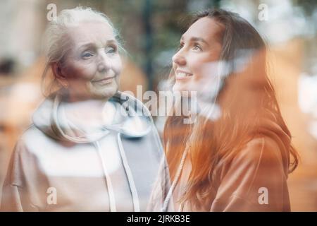 Großmutter und Enkelin Frauen doppelte Belichtung Bild. Porträt einer jungen und älteren Frau. Liebe und glückliche Familienbeziehungen Konzept Stockfoto