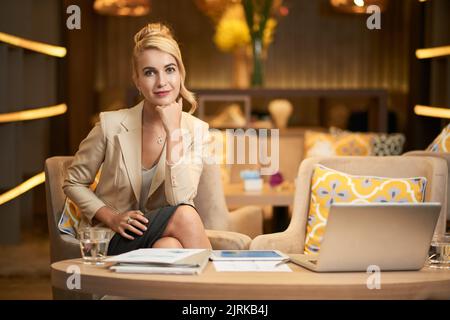 Porträt einer jungen schönen Geschäftsfrau im Café Stockfoto