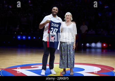 Boris Diaw mit seiner Mutter Elisabeth Riffiod während des FIBA Basketball World Cup 2023 Qualifiers, 2. Round Group K Basketballmatches zwischen Frankreich und Tschechien am 24. August 2022 in der Accor Arena in Paris, Frankreich - Foto: Ann-dee Lamour/DPPI/LiveMedia Stockfoto