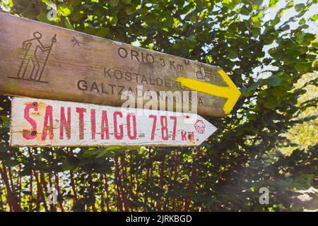 Camino de Santiago Symbole. Pilgerkonzept. Richtungsschilder von Camino de Santiago, Spanien. Spirituelle Reise. Gelbe Pfeile auf Holzbrett. Stockfoto