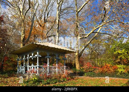 Holzpavillon im Central Park im malerischen Herbst. New York City Stockfoto