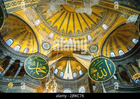 Die Hagia Sophia Moschee, Stanbul, Türkei 22 August 2022 (die Kirche der Heiligen Weisheit oder Ayasofya auf Türkisch) spektakuläre byzantinische Wahrzeichen und Welt Stockfoto