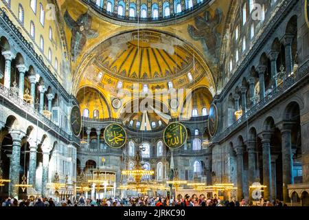 Die Hagia Sophia Moschee, Stanbul, Türkei 22 August 2022 (die Kirche der Heiligen Weisheit oder Ayasofya auf Türkisch) spektakuläre byzantinische Wahrzeichen und Welt Stockfoto