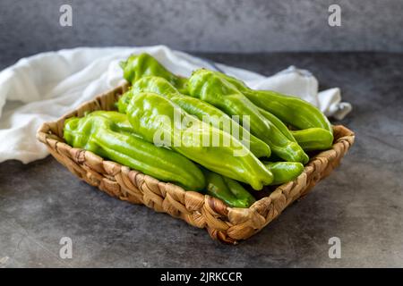 Süße grüne Paprika. Grüne Paprika in einem Korb auf dunklem Grund. Vegetarisch, gesundes veganes Essen. Nahaufnahme Stockfoto