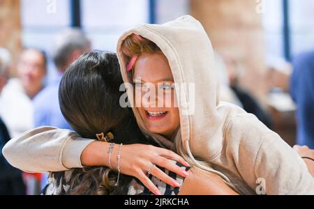 Lewes UK 25. August 2022 - Studenten umarmen sich nach der Eröffnung ihrer GCSE-Ergebnisse von Lewes Old Grammar School in East Sussex heute . : Credit Simon Dack / Vervate / Alamy Live News Stockfoto