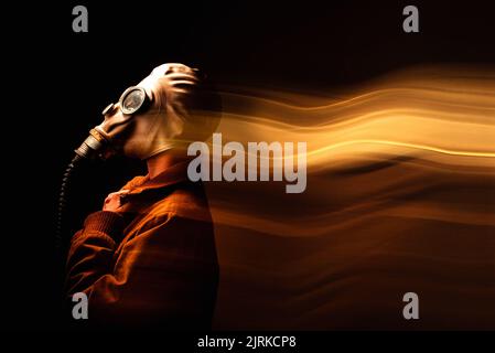 Studioportrait einer Person mit einer völlig unkenntlichen Maske Stockfoto
