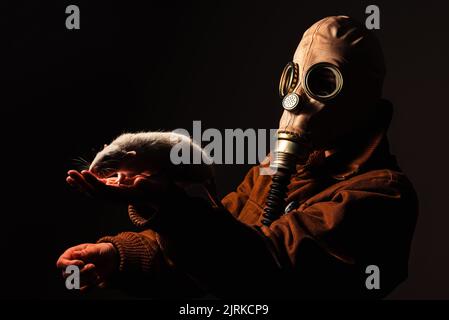 Studioportrait einer Person mit einer völlig unkenntlichen Maske Stockfoto