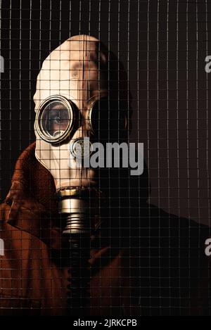 Studioportrait einer Person mit einer völlig unkenntlichen Maske Stockfoto
