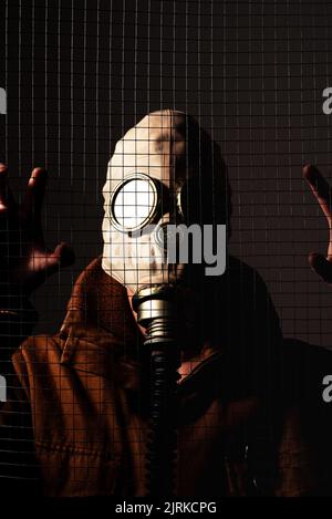 Studioportrait einer Person mit einer völlig unkenntlichen Maske Stockfoto
