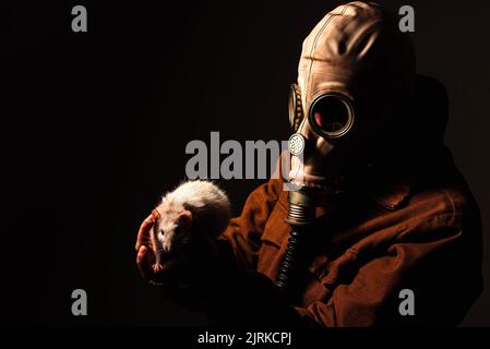 Studioportrait einer Person mit einer völlig unkenntlichen Maske Stockfoto