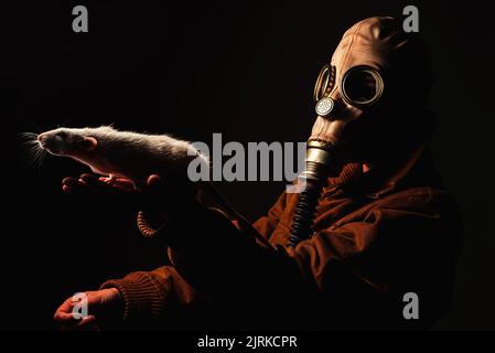 Studioportrait einer Person mit einer völlig unkenntlichen Maske Stockfoto