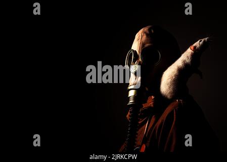Studioportrait einer Person mit einer völlig unkenntlichen Maske Stockfoto