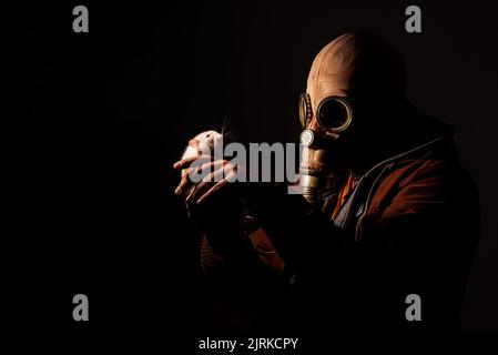 Studioportrait einer Person mit einer völlig unkenntlichen Maske Stockfoto