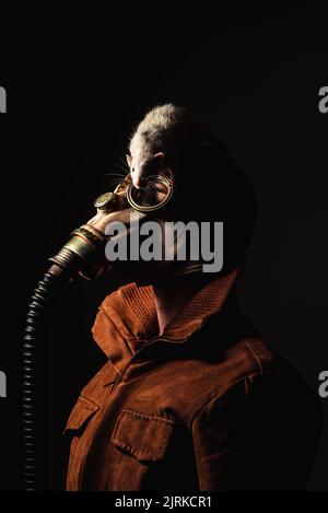 Studioportrait einer Person mit einer völlig unkenntlichen Maske Stockfoto