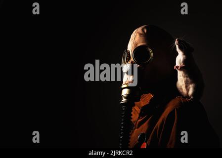 Studioportrait einer Person mit einer völlig unkenntlichen Maske Stockfoto
