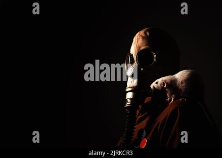Studioportrait einer Person mit einer völlig unkenntlichen Maske Stockfoto