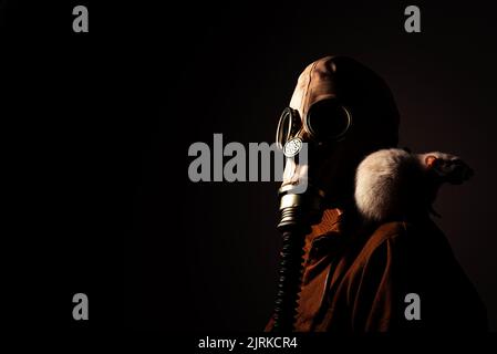 Studioportrait einer Person mit einer völlig unkenntlichen Maske Stockfoto