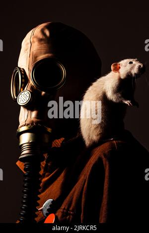 Studioportrait einer Person mit einer völlig unkenntlichen Maske Stockfoto