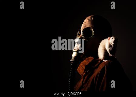 Studioportrait einer Person mit einer völlig unkenntlichen Maske Stockfoto