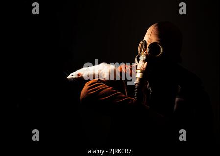 Studioportrait einer Person mit einer völlig unkenntlichen Maske Stockfoto