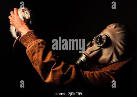 Studioportrait einer Person mit einer völlig unkenntlichen Maske Stockfoto
