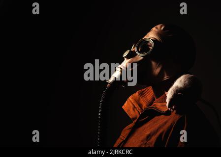 Studioportrait einer Person mit einer völlig unkenntlichen Maske Stockfoto