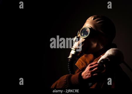Studioportrait einer Person mit einer völlig unkenntlichen Maske Stockfoto