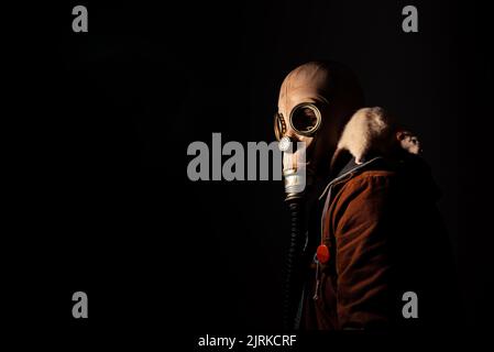 Studioportrait einer Person mit einer völlig unkenntlichen Maske Stockfoto