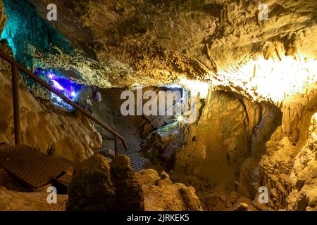 Die Fakilli-Höhle in Duzce, Türkei, bietet eine wunderbare Aussicht mit natürlichen Formationen, Stalaktiten und Stalagmiten. Stockfoto