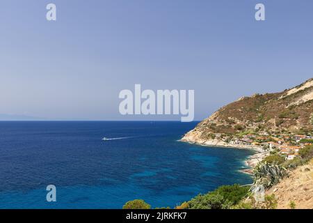 Alle Schattierungen von Gelb an der Küste der Insel Elba und alle Schattierungen von Blau auf seinem endlosen Seeteil präsentiert, Provinz Livorno, Insel E Stockfoto