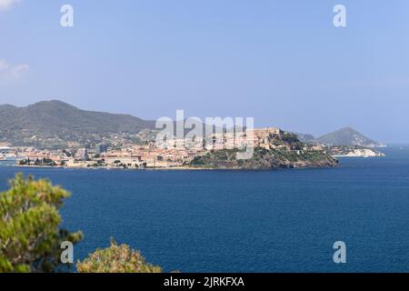 Portoferraio ist die Hauptstadt und der Haupthafen der Insel Elba und befindet sich an der Nordostküste, am Fuße eines Vorgebirges, das an die b grenzt Stockfoto