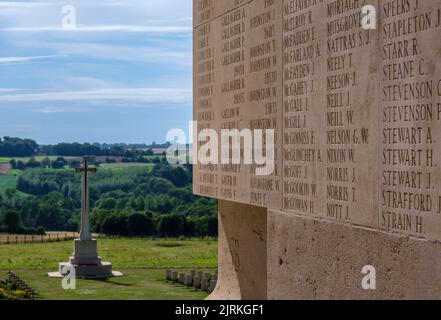 Namen, die auf dem Thiepval Memorial eingraviert wurden, um die fehlende Somme zu sehen Stockfoto