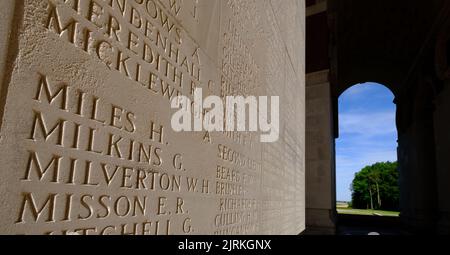 Namen, die auf dem Thiepval Memorial eingraviert wurden, um die fehlende Somme zu sehen Stockfoto