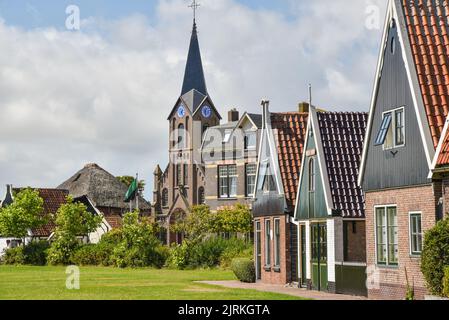 Oudeschild, Niederlande. August 2022. Die Fischerhütten von Oudeschild, einem Dorf auf der Insel Texel. Hochwertige Fotos Stockfoto