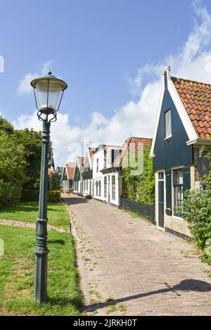 Oudeschild, Niederlande. August 2022. Die Fischerhütten von Oudeschild, einem Dorf auf der Insel Texel. Hochwertige Fotos Stockfoto