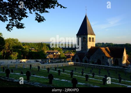 Deutscher Kriegsfriedhof und Kirche von Veslud, Abteilung Aisne, Frankreich Stockfoto