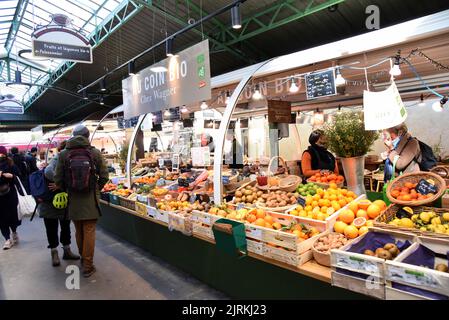 Paris (Frankreich): „Marche des Enfants Rouges“, der älteste überdachte Markt in Paris, im 3.. Arrondissement (Stadtteil Marais). Stände, Stände von oder Stockfoto