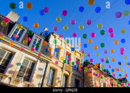 Luftballons hängen über der Straße in der Altstadt von Laon, Frankreich Stockfoto