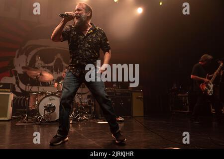 Oslo, Norwegen. 24. August 2022. Die amerikanische Rockband Clutch gibt ein Live-Konzert im Sentrum Scene in Oslo. Hier ist Sänger Neil Fallon live auf der Bühne zu sehen. (Foto: Gonzales Photo/Alamy Live News Stockfoto