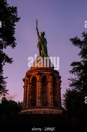 Hermannsdenkmal Denkmal bei Sonnenuntergang, Detmold, Deutschland , Stockfoto