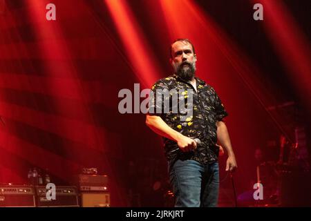 Oslo, Norwegen. 24. August 2022. Die amerikanische Rockband Clutch gibt ein Live-Konzert im Sentrum Scene in Oslo. Hier ist Sänger Neil Fallon live auf der Bühne zu sehen. (Foto: Gonzales Photo/Alamy Live News Stockfoto